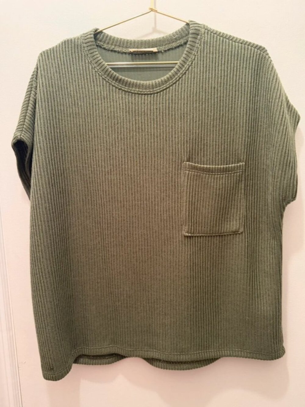 New Les Amis Women’s Olive Green Short Sleeve Ribbed Pocket Tee- Size Large